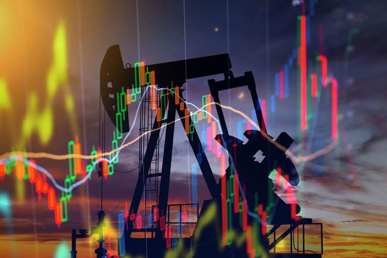 Oil Climbs as US Strikes Iran, Fueling Inflation and Rate Hike Bets